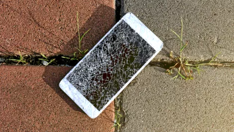 Global smartphone market declines, but there are some bright spots