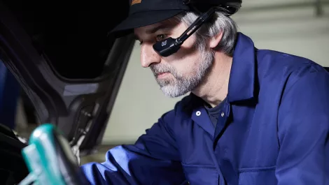 Mechanic inspecting car wearing realwear navigator 500 copyright realwear