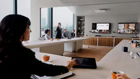 Imxrk80 lifestyle large room wideangle multidisplay  1 